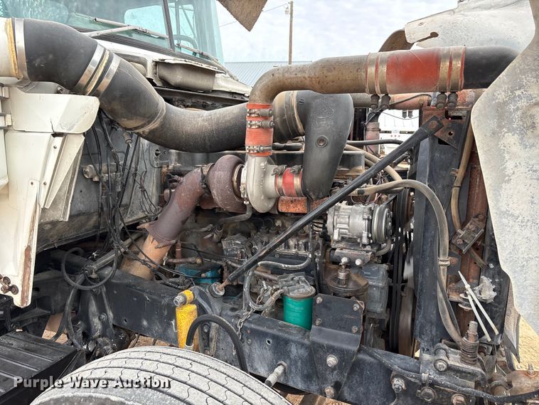 image for item EU4993 1988 Mack R686ST semi truck