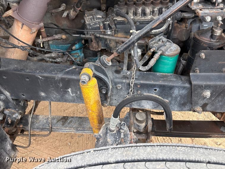 image for item EU4993 1988 Mack R686ST semi truck