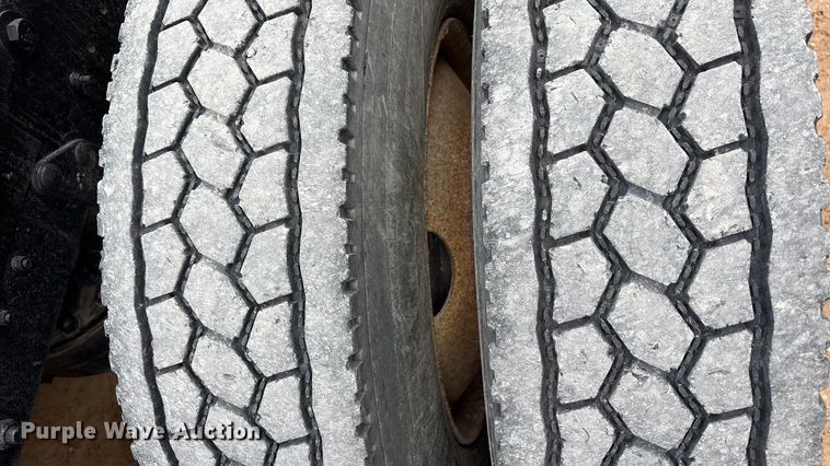 image for item EU4993 1988 Mack R686ST semi truck