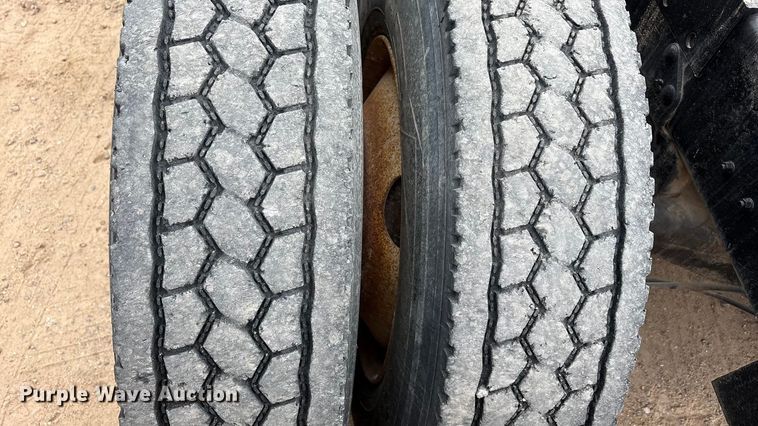 image for item EU4993 1988 Mack R686ST semi truck