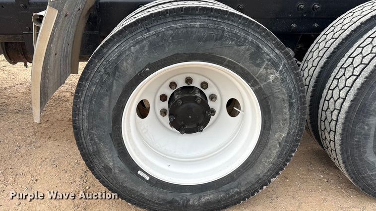 image for item EU4993 1988 Mack R686ST semi truck