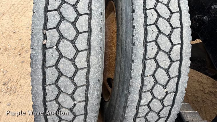 image for item EU4993 1988 Mack R686ST semi truck