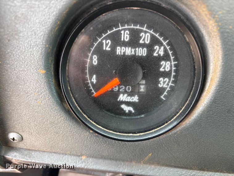 image for item EU4993 1988 Mack R686ST semi truck