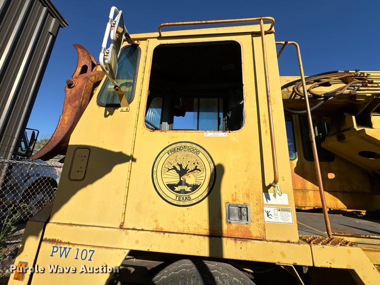 image for item EU7424 Gradall GW-362-G3WD wheeled excavator