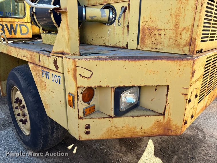 image for item EU7424 Gradall GW-362-G3WD wheeled excavator