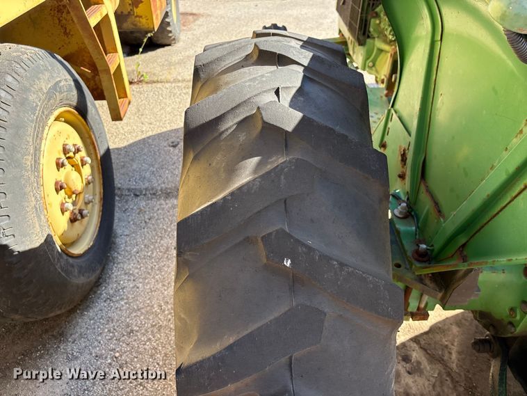 image for item EU7425 1992 John Deere 2155 tractor