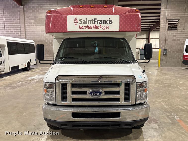 image for item EV2843 2019 Ford E450 shuttle bus