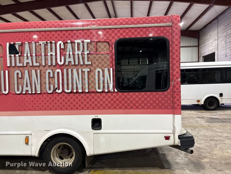 image for item EV2843 2019 Ford E450 shuttle bus