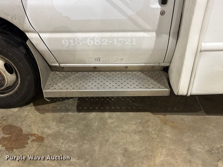 image for item EV2843 2019 Ford E450 shuttle bus