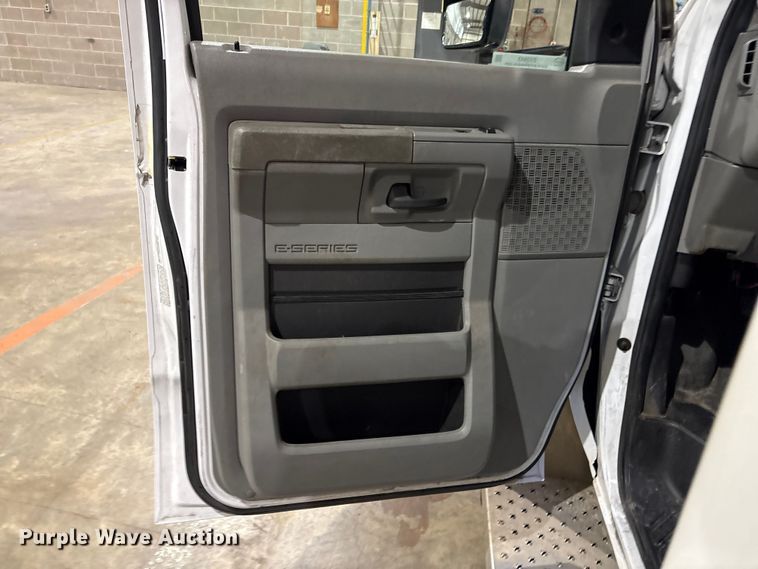 image for item EV2843 2019 Ford E450 shuttle bus