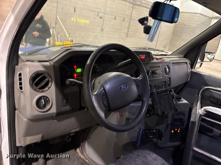 image for item EV2843 2019 Ford E450 shuttle bus