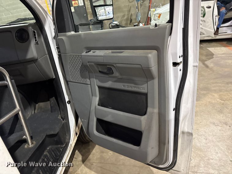 image for item EV2843 2019 Ford E450 shuttle bus