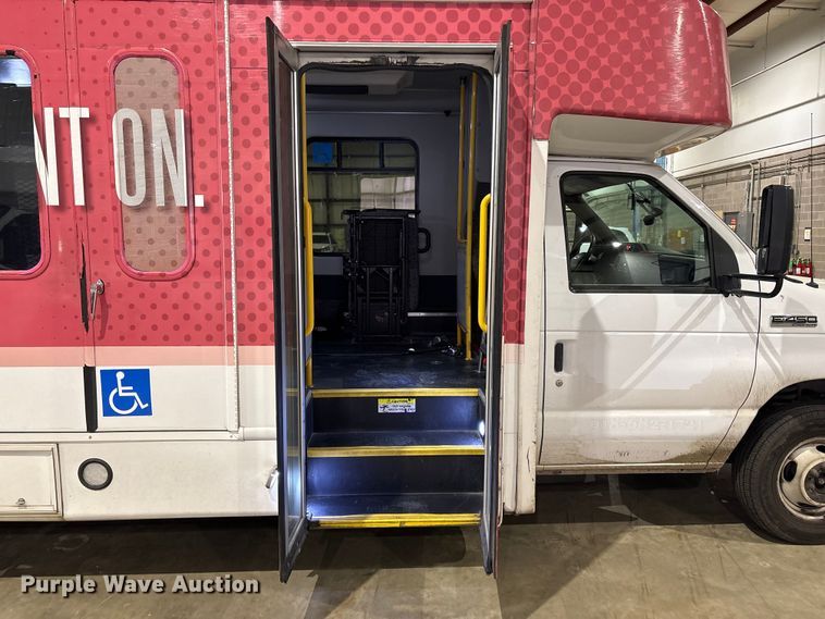 image for item EV2843 2019 Ford E450 shuttle bus