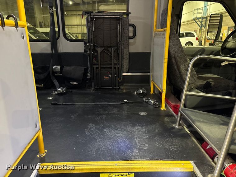 image for item EV2843 2019 Ford E450 shuttle bus