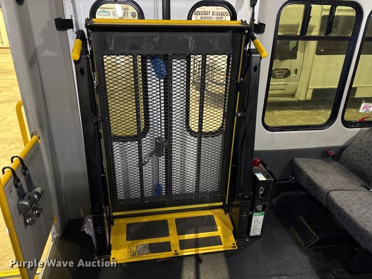 image for item EV2843 2019 Ford E450 shuttle bus