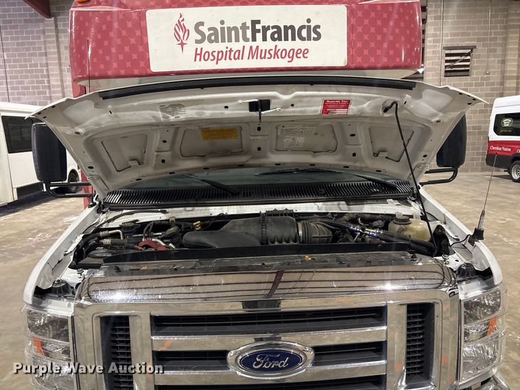 image for item EV2843 2019 Ford E450 shuttle bus