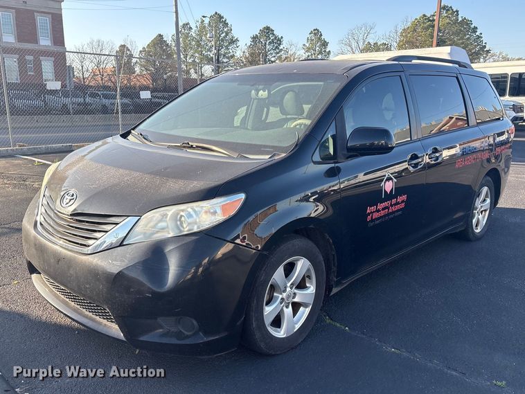 image for item EV2855 2014 Toyota Sienna van