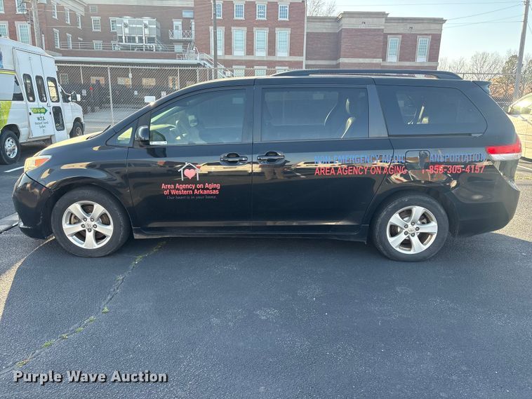 image for item EV2855 2014 Toyota Sienna van