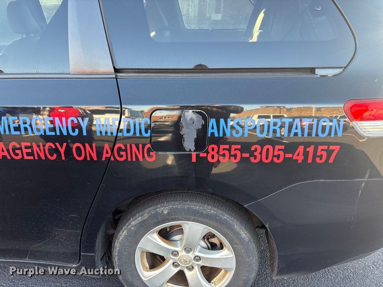 image for item EV2855 2014 Toyota Sienna van