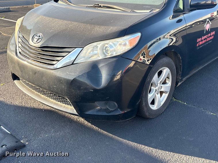 image for item EV2855 2014 Toyota Sienna van