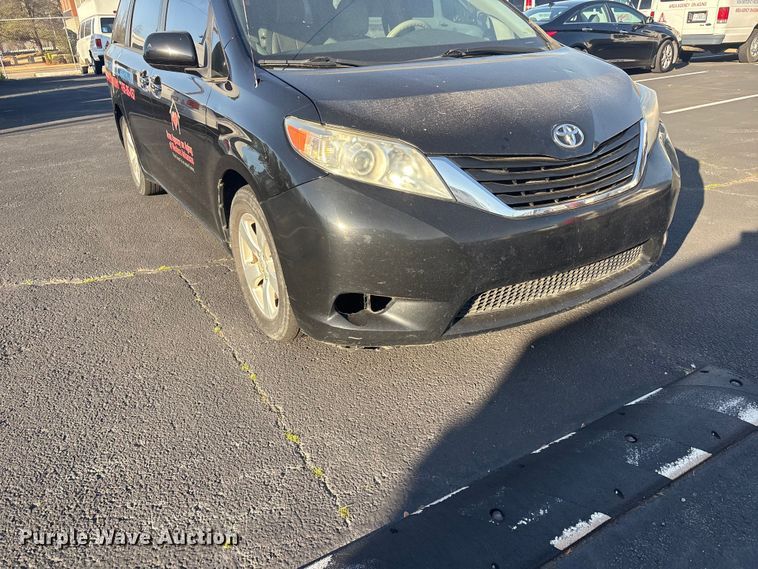 image for item EV2855 2014 Toyota Sienna van