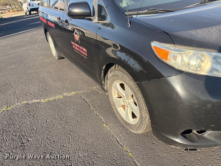 image for item EV2855 2014 Toyota Sienna van