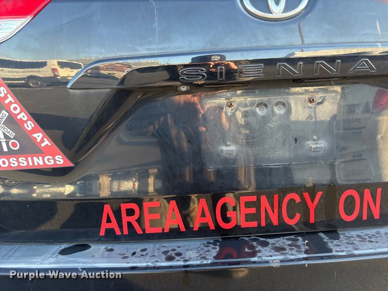 image for item EV2855 2014 Toyota Sienna van