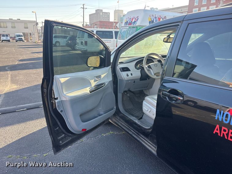 image for item EV2855 2014 Toyota Sienna van