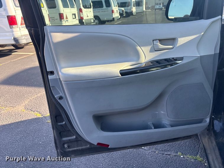 image for item EV2855 2014 Toyota Sienna van