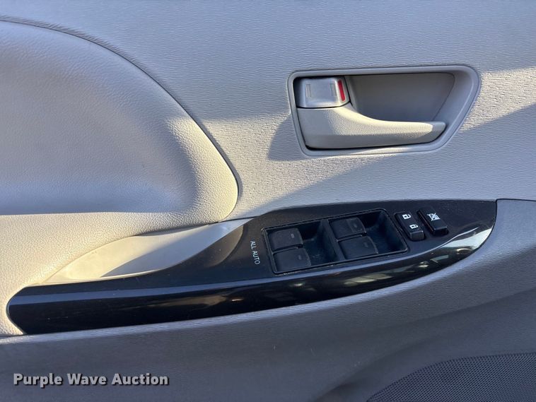 image for item EV2855 2014 Toyota Sienna van