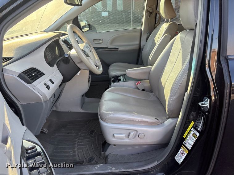 image for item EV2855 2014 Toyota Sienna van