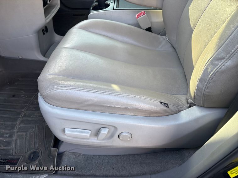 image for item EV2855 2014 Toyota Sienna van