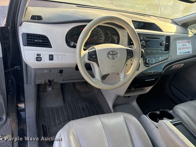 image for item EV2855 2014 Toyota Sienna van