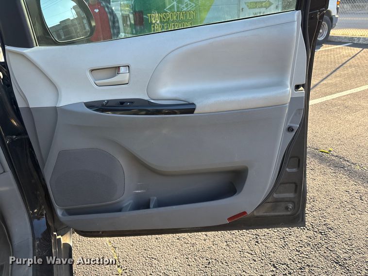 image for item EV2855 2014 Toyota Sienna van