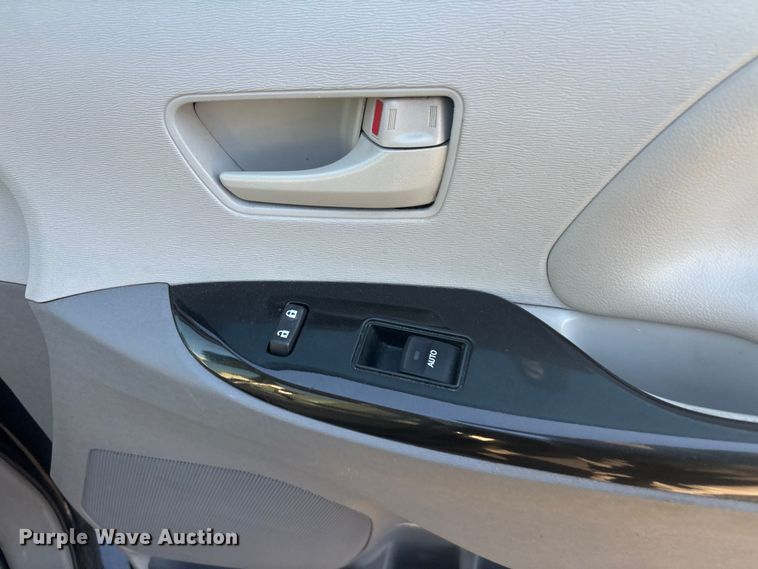 image for item EV2855 2014 Toyota Sienna van