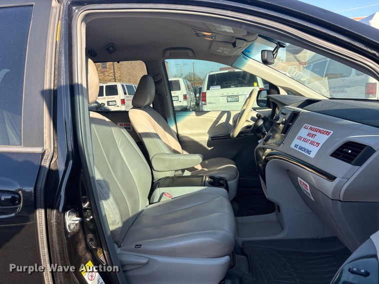 image for item EV2855 2014 Toyota Sienna van