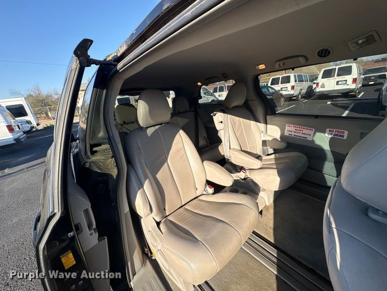 image for item EV2855 2014 Toyota Sienna van