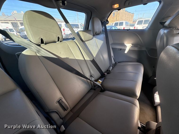 image for item EV2855 2014 Toyota Sienna van