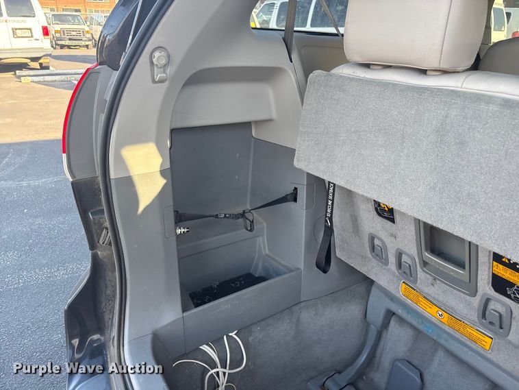 image for item EV2855 2014 Toyota Sienna van