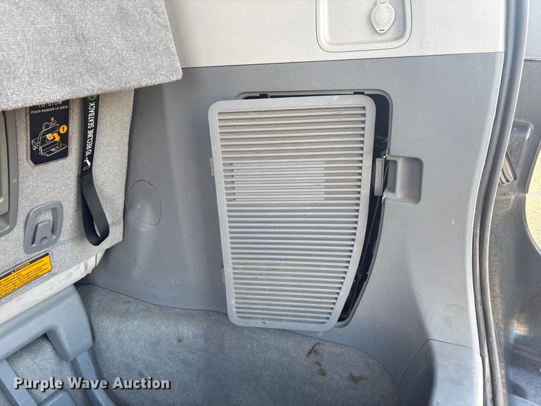 image for item EV2855 2014 Toyota Sienna van