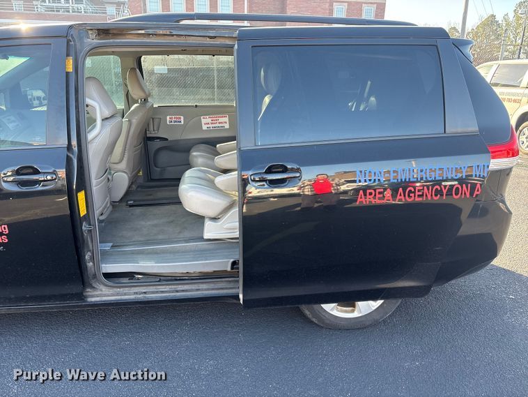 image for item EV2855 2014 Toyota Sienna van