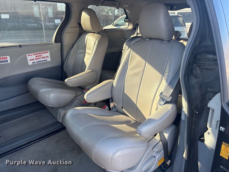 image for item EV2855 2014 Toyota Sienna van