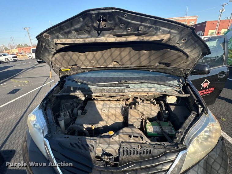 image for item EV2855 2014 Toyota Sienna van