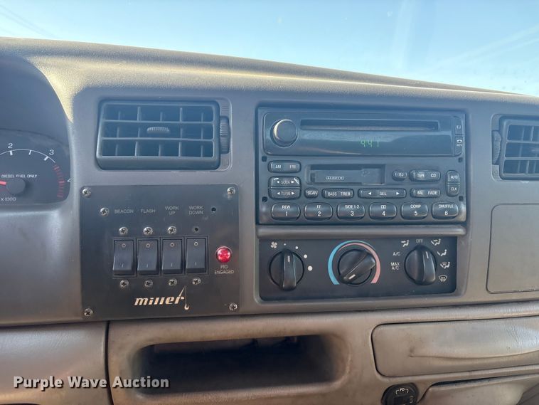 image for item EV2864 1999 Ford F550 rollback truck