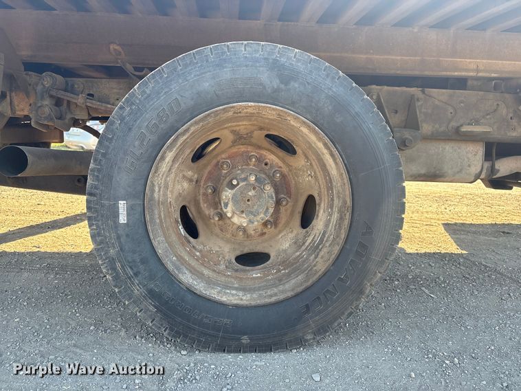 image for item EV2864 1999 Ford F550 rollback truck