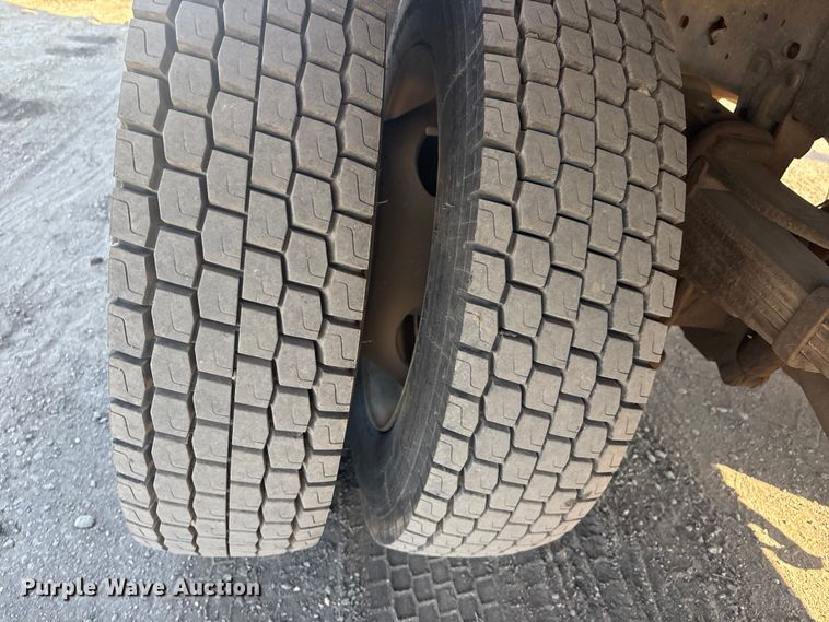 image for item EV2864 1999 Ford F550 rollback truck