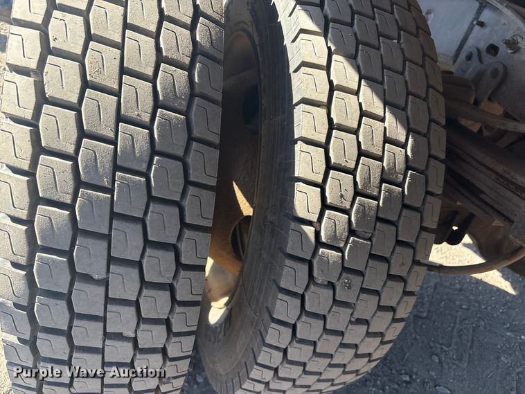 image for item EV2864 1999 Ford F550 rollback truck