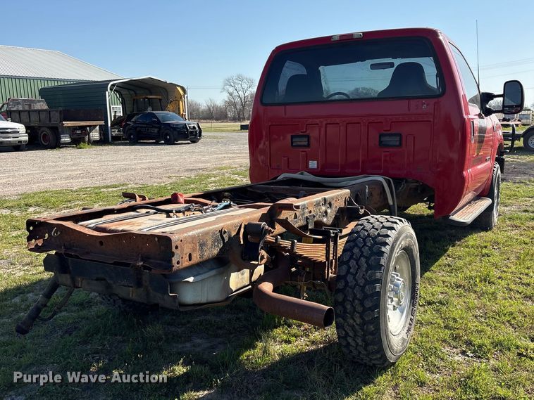image for item EV2867 2003 Ford F350 Super Duty pickup truck cab and chassis
