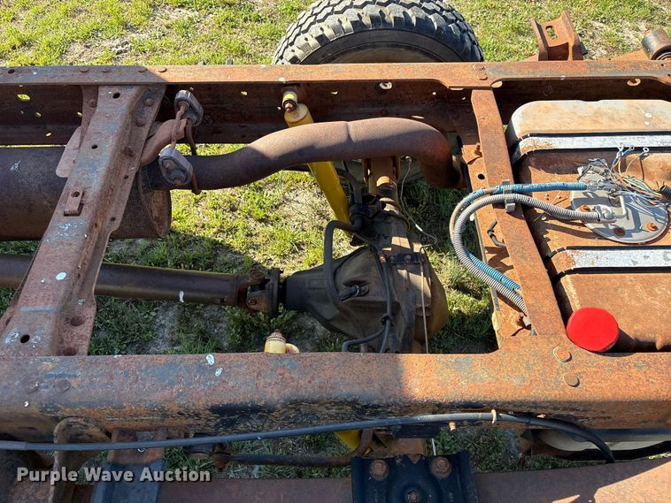 image for item EV2867 2003 Ford F350 Super Duty pickup truck cab and chassis