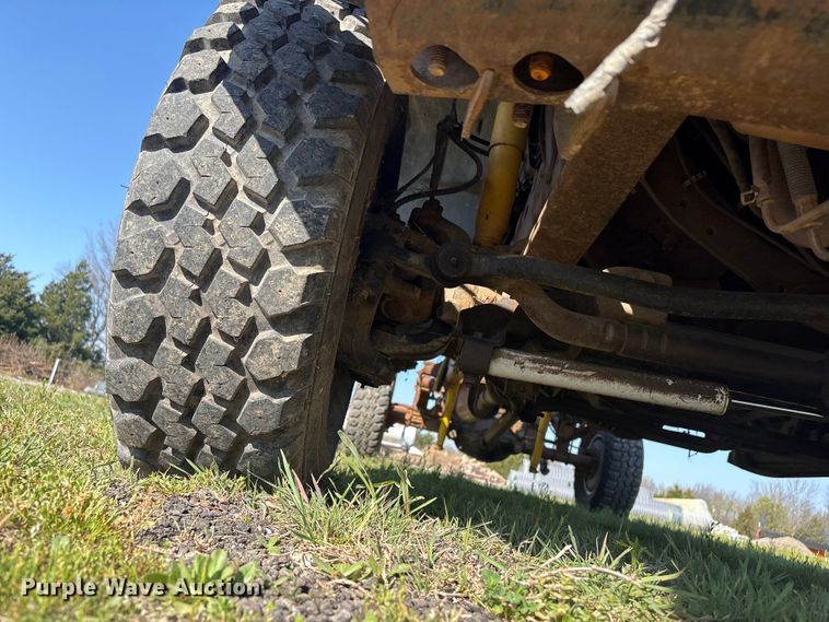 image for item EV2867 2003 Ford F350 Super Duty pickup truck cab and chassis